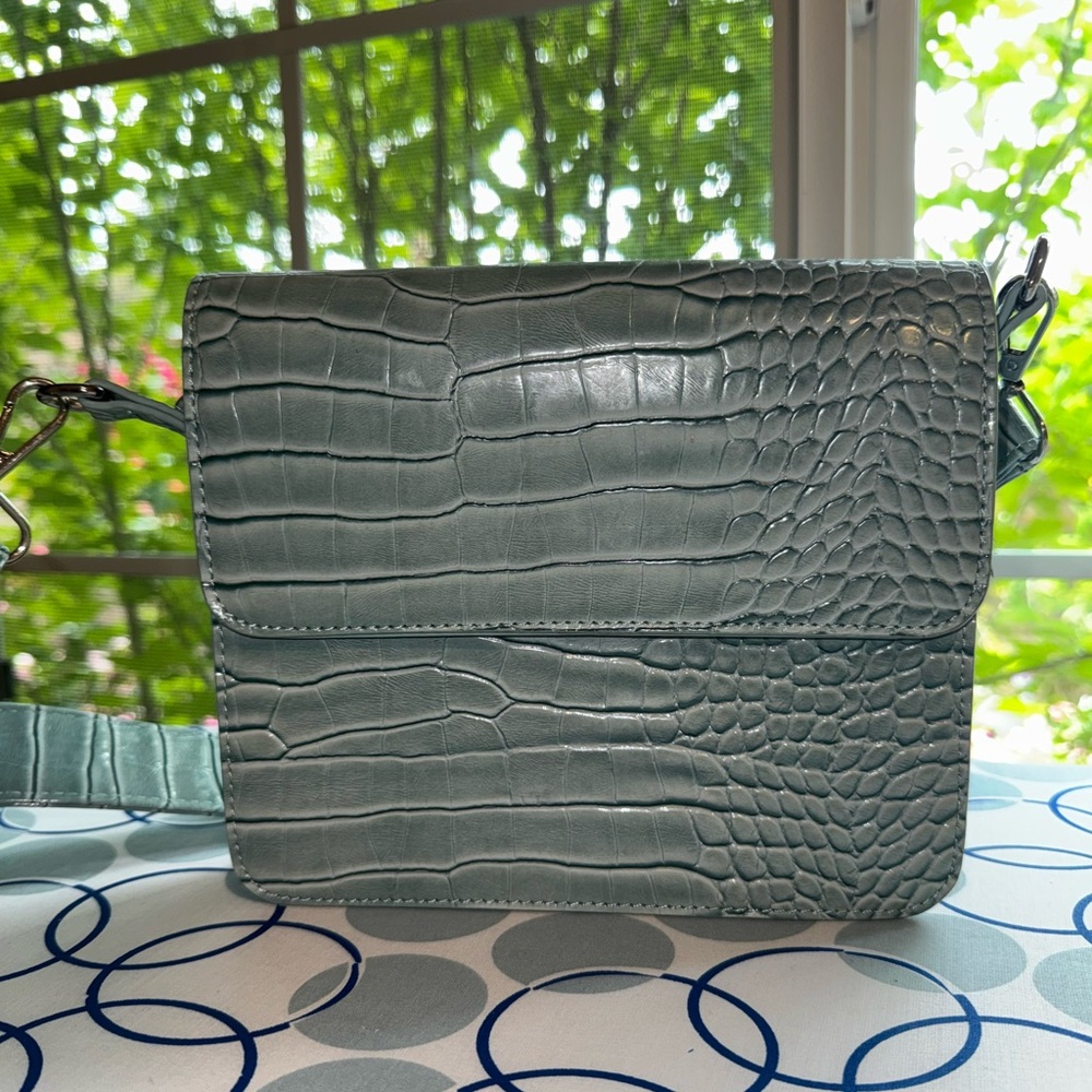 HVISK Elegant Crocodile-Embossed Shoulder Bag
Like New (worn once)